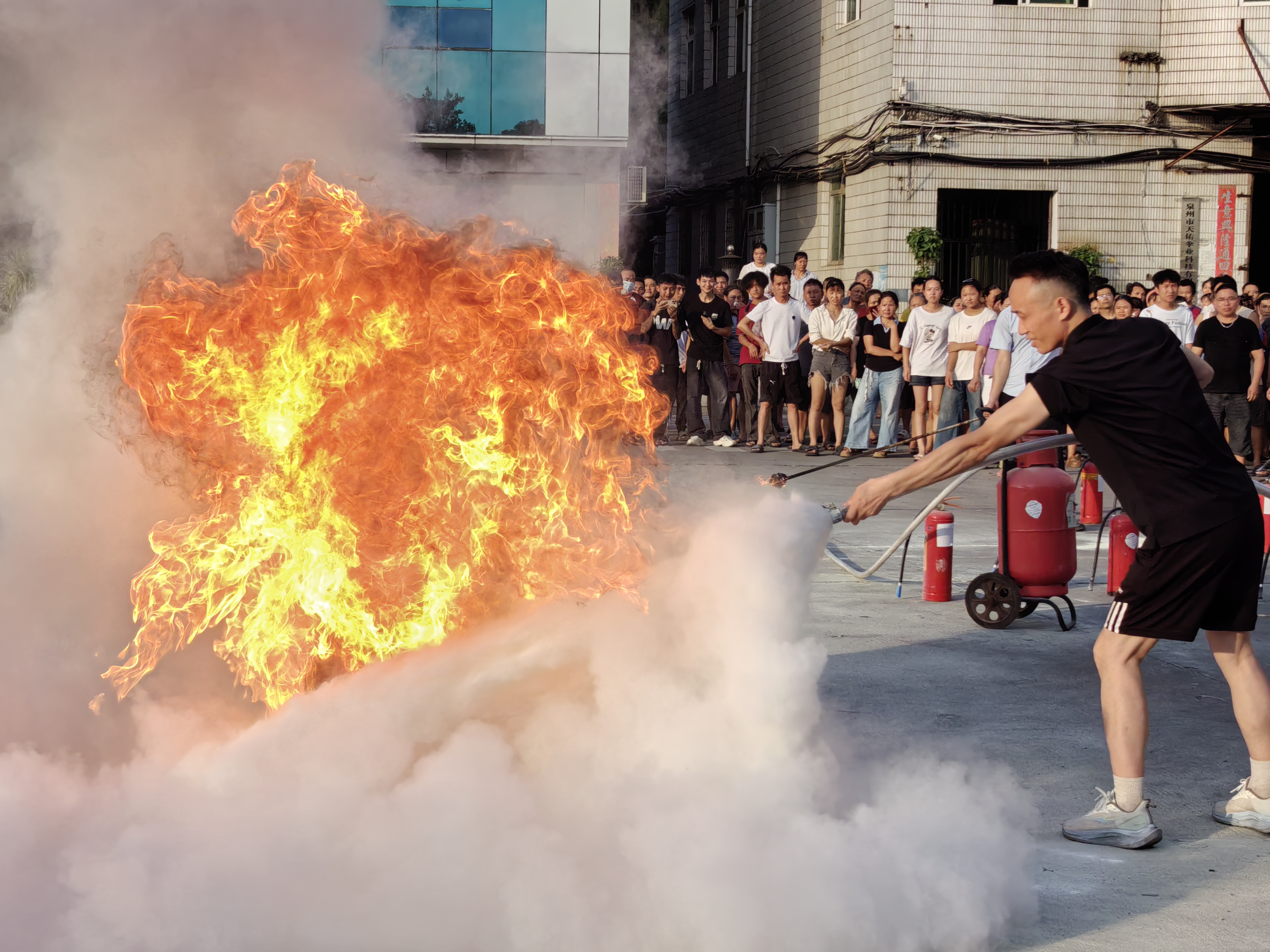 以練筑防，平安護(hù)航｜福建優(yōu)安納傘業(yè)大型消防應(yīng)急演練圓滿開展！